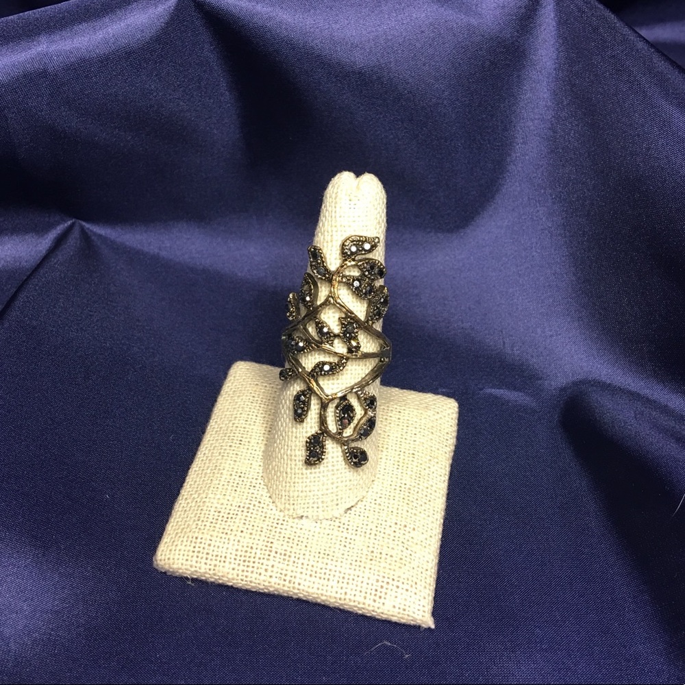 Vintage size 8 black and gold extended leaf ring